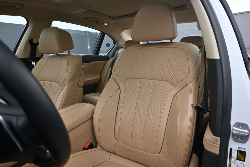 Used 2019 BMW 750i w/ Executive Package RWD image 13