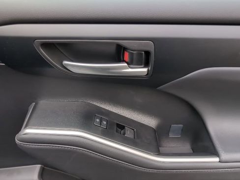 Used 2025 Toyota Highlander XLE image 29
