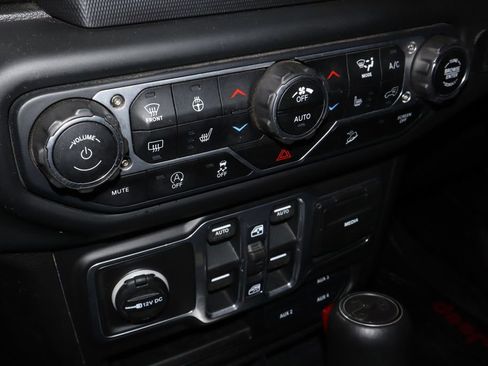 Used 2018 Jeep Wrangler Unlimited Sahara w/ Cold Weather Group image 31