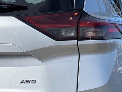 Used 2024 Nissan Rogue S image 25