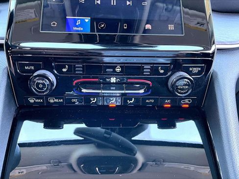 Certified 2022 Jeep Grand Cherokee L Limited AWD/4WD image 17