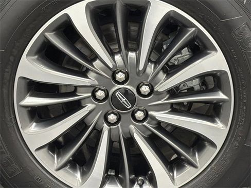 Used 2022 Lincoln Nautilus FWD w/ Premium Package image 5