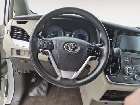 Used 2019 Toyota Sienna LE AWD/4WD image 13