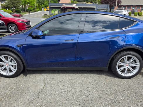 Used 2024 Tesla Model Y Long Range AWD/4WD image 8