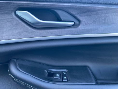 Used 2023 Jeep Grand Cherokee L Limited w/ Black Appearance Package image 11