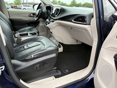 Used 2017 Chrysler Pacifica Touring-L Plus FWD image 10