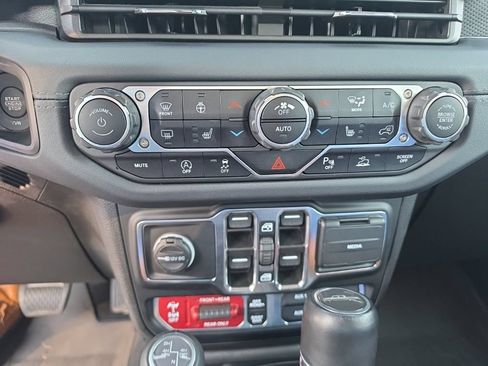 Used 2024 Jeep Gladiator Rubicon AWD/4WD image 26