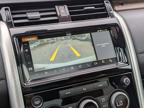 Used 2018 Land Rover Discovery HSE AWD/4WD image 22