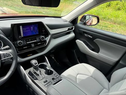 Used 2024 Toyota Highlander XLE AWD/4WD image 47