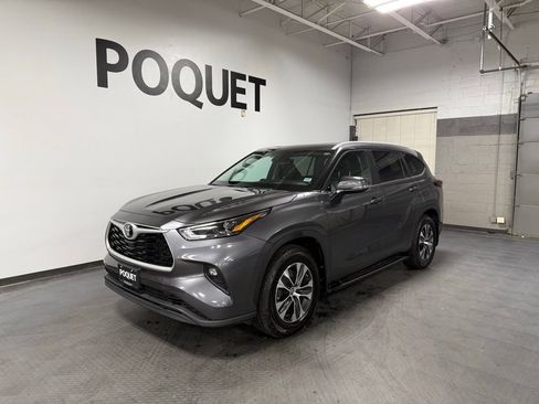 Used 2024 Toyota Highlander XLE image 2