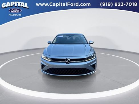 Used 2025 Volkswagen Jetta SE FWD image 3