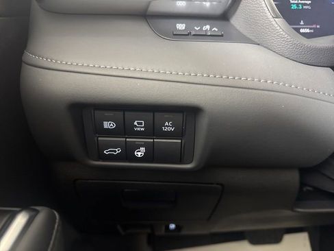 Used 2025 Toyota Highlander Platinum image 21