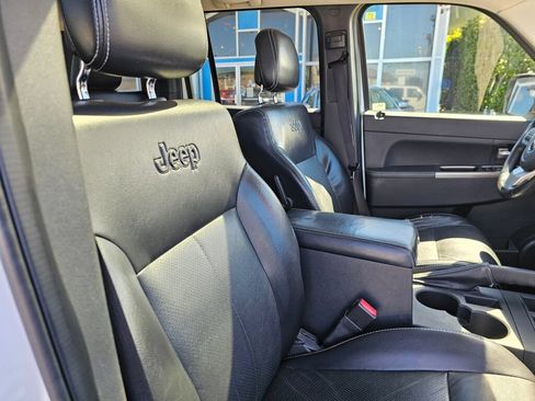 Used 2011 Jeep Liberty Renegade w/ Premium Group AWD/4WD image 13