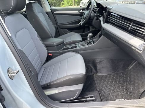 Used 2025 Volkswagen Jetta SE FWD image 13