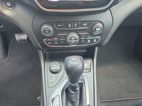 Used 2019 Jeep Cherokee Limited AWD/4WD image 25