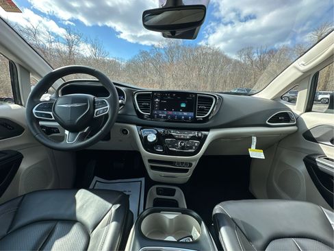 Used 2023 Chrysler Pacifica Touring-L FWD image 26