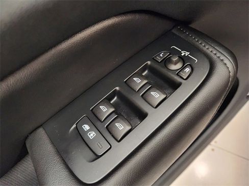 Used 2025 Volvo XC60 B5 Plus image 23