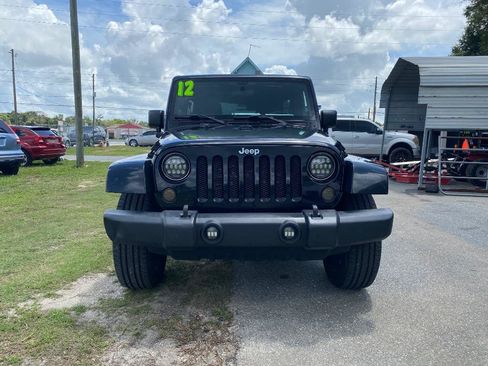 Used 2012 Jeep Wrangler Unlimited Sahara w/ Dual Top Group AWD/4WD image 4