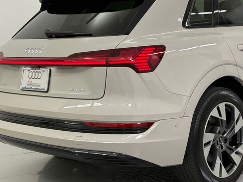 Used 2022 Audi e-tron Premium w/ Convenience Plus Package image 12