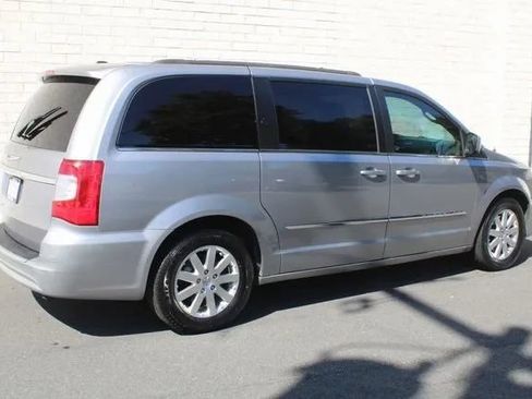Used 2015 Chrysler Town & Country Touring image 2