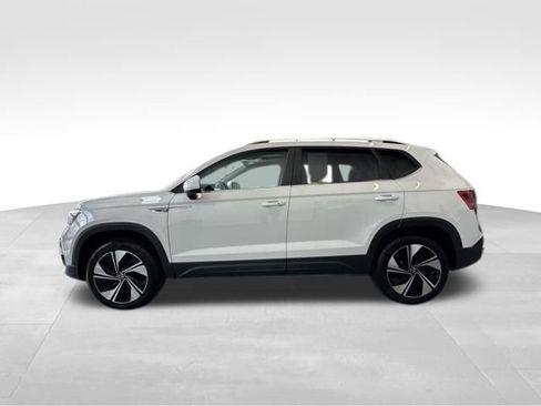 Certified 2024 Volkswagen Taos SE image 9
