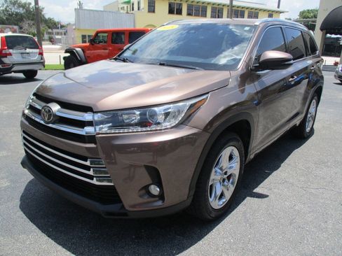 Used 2018 Toyota Highlander Limited FWD image 4
