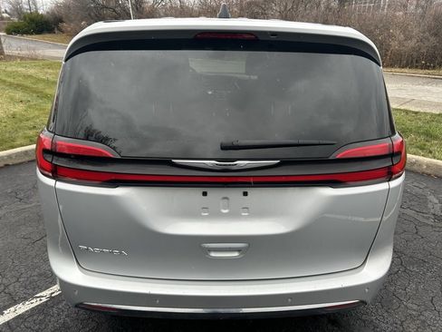 Used 2024 Chrysler Pacifica Touring-L image 25