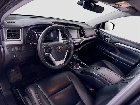 Used 2019 Toyota Highlander XLE image 3