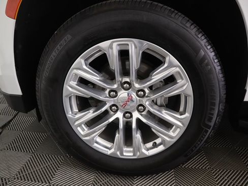 Used 2023 GMC Yukon XL SLT w/ SLT Luxury Package image 32