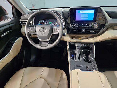 Certified 2024 Toyota Highlander XLE FWD image 9