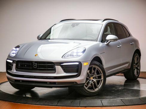 Used 2023 Porsche Macan AWD/4WD image 1