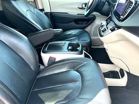 Used 2022 Chrysler Pacifica Touring-L image 25