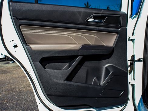 Used 2021 Volkswagen Atlas Cross Sport SE image 11