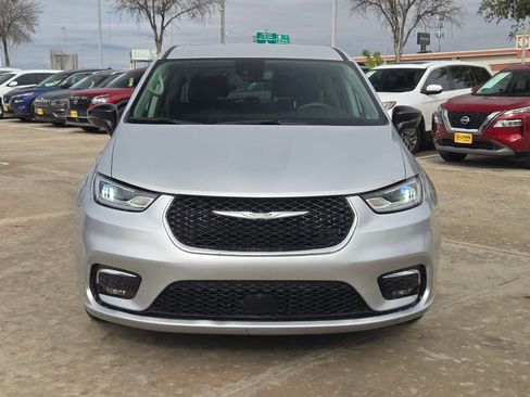 Used 2024 Chrysler Pacifica Touring-L image 8