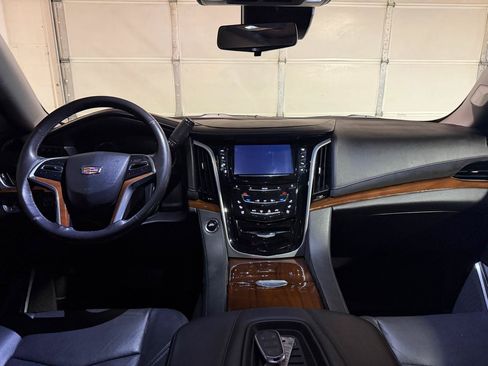 Used 2020 Cadillac Escalade ESV Luxury AWD/4WD image 17