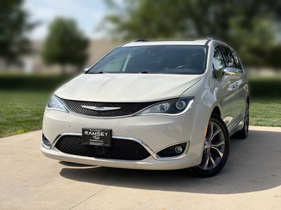 Used 2019 Chrysler Pacifica Limited w/ Tire & Wheel Group