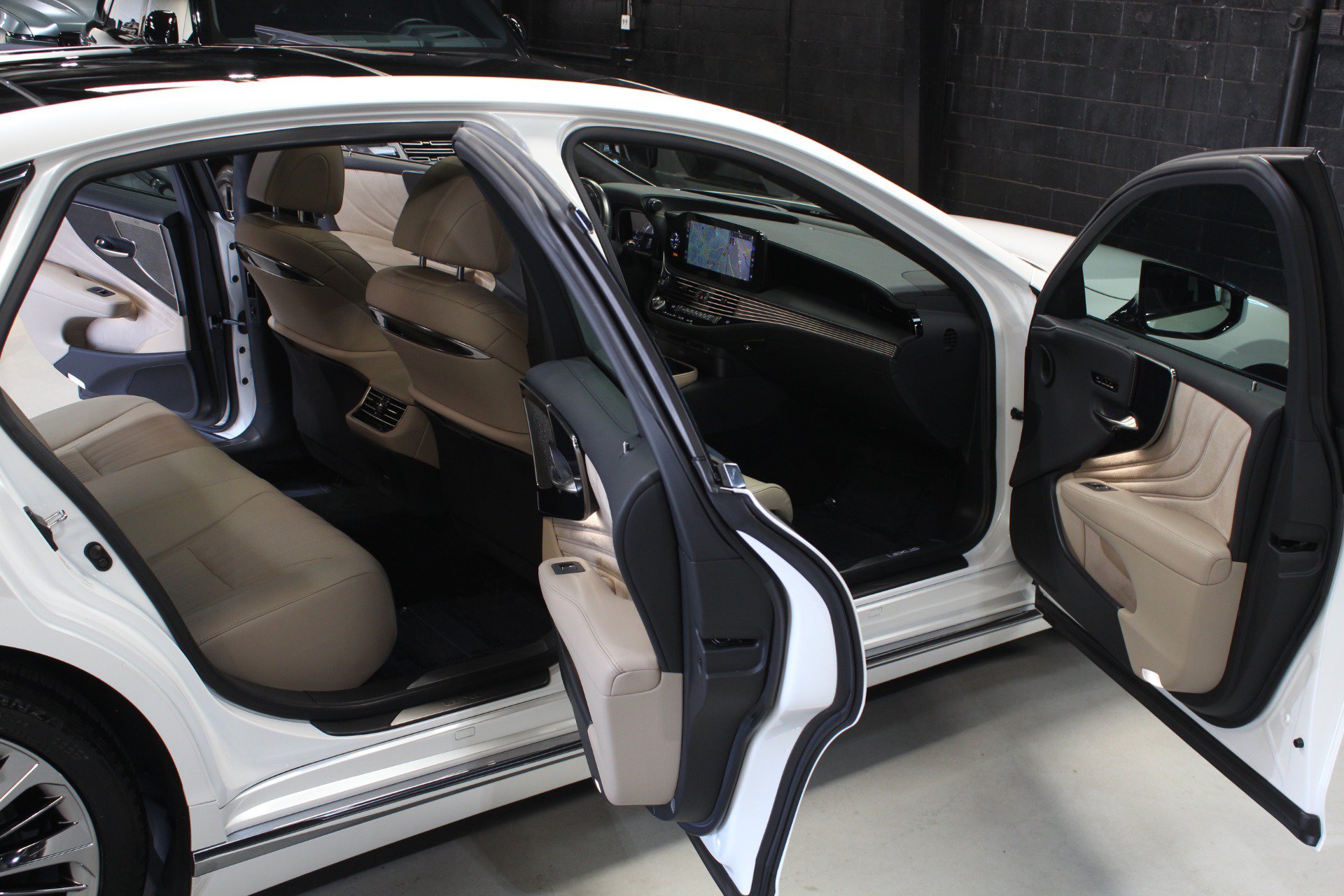 Used 2022 Lexus LS 500 w/ Interior Upgrade Package RWD image 28