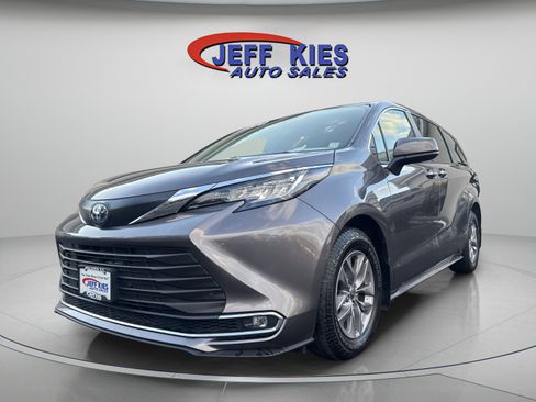Used 2022 Toyota Sienna XLE image 1