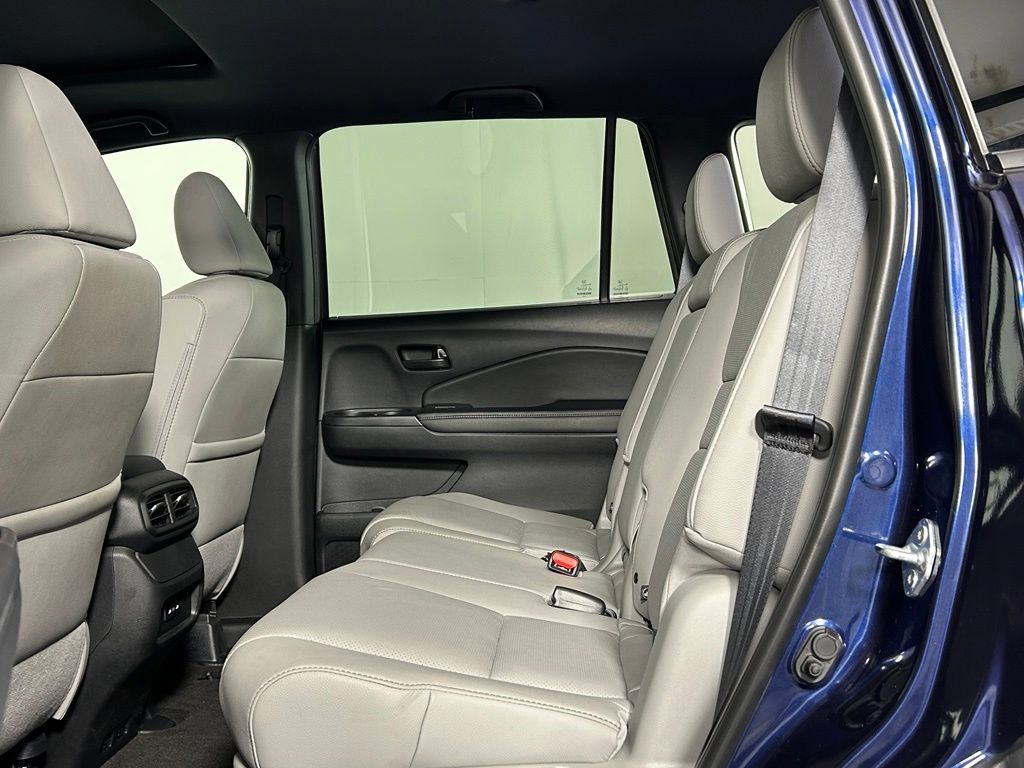 Used 2025 Honda Passport EX-L image 17
