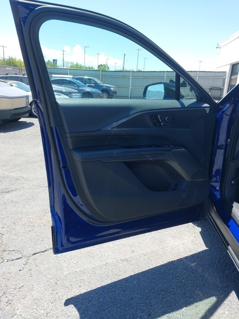 Used 2024 Cadillac Lyriq Luxury RWD image 5