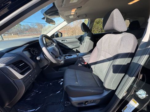 Used 2025 Nissan Rogue SV image 32