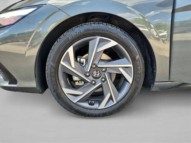 Used 2025 Hyundai Elantra SEL FWD image 24