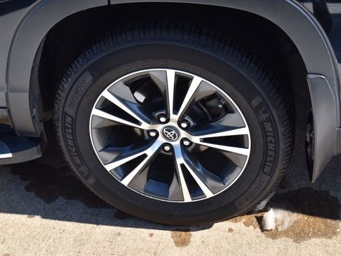 Used 2016 Toyota Highlander XLE image 10