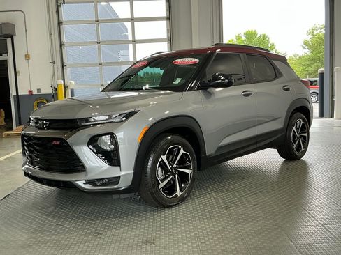 Used 2023 Chevrolet TrailBlazer RS w/ Sun and Liftgate Package FWD image 2