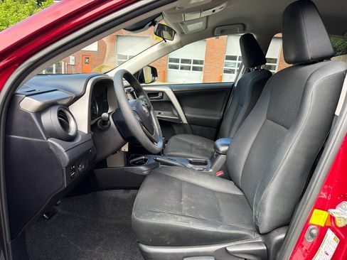Used 2018 Toyota RAV4 LE AWD/4WD image 15