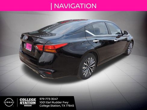 Used 2024 Nissan Altima 2.5 SV w/ SV Premium Package image 4