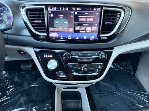 Used 2024 Chrysler Pacifica Touring-L FWD image 15