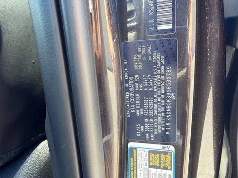 Used 2025 Kia Carnival FWD image 34