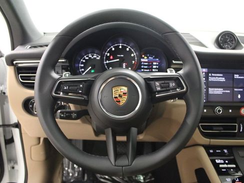 Certified 2022 Porsche Macan AWD/4WD image 28