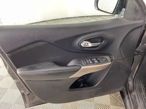 Used 2017 Jeep Cherokee Latitude w/ Comfort/Convenience Group image 11